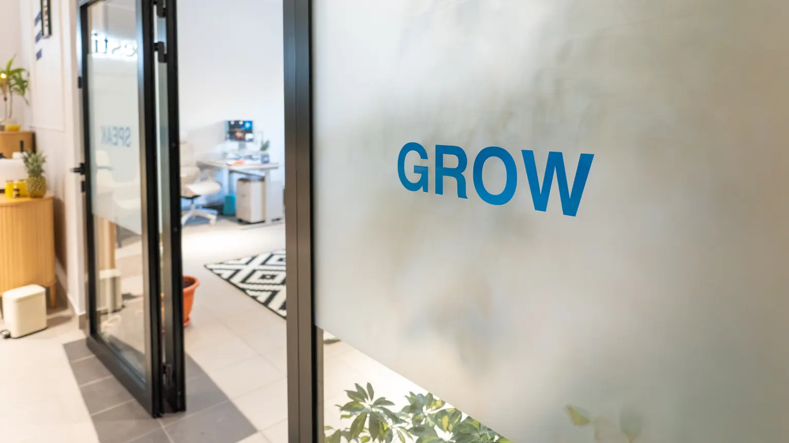 Napis GROW na szklanych drzwiach do Learning Studio w Question House w Namysłowie