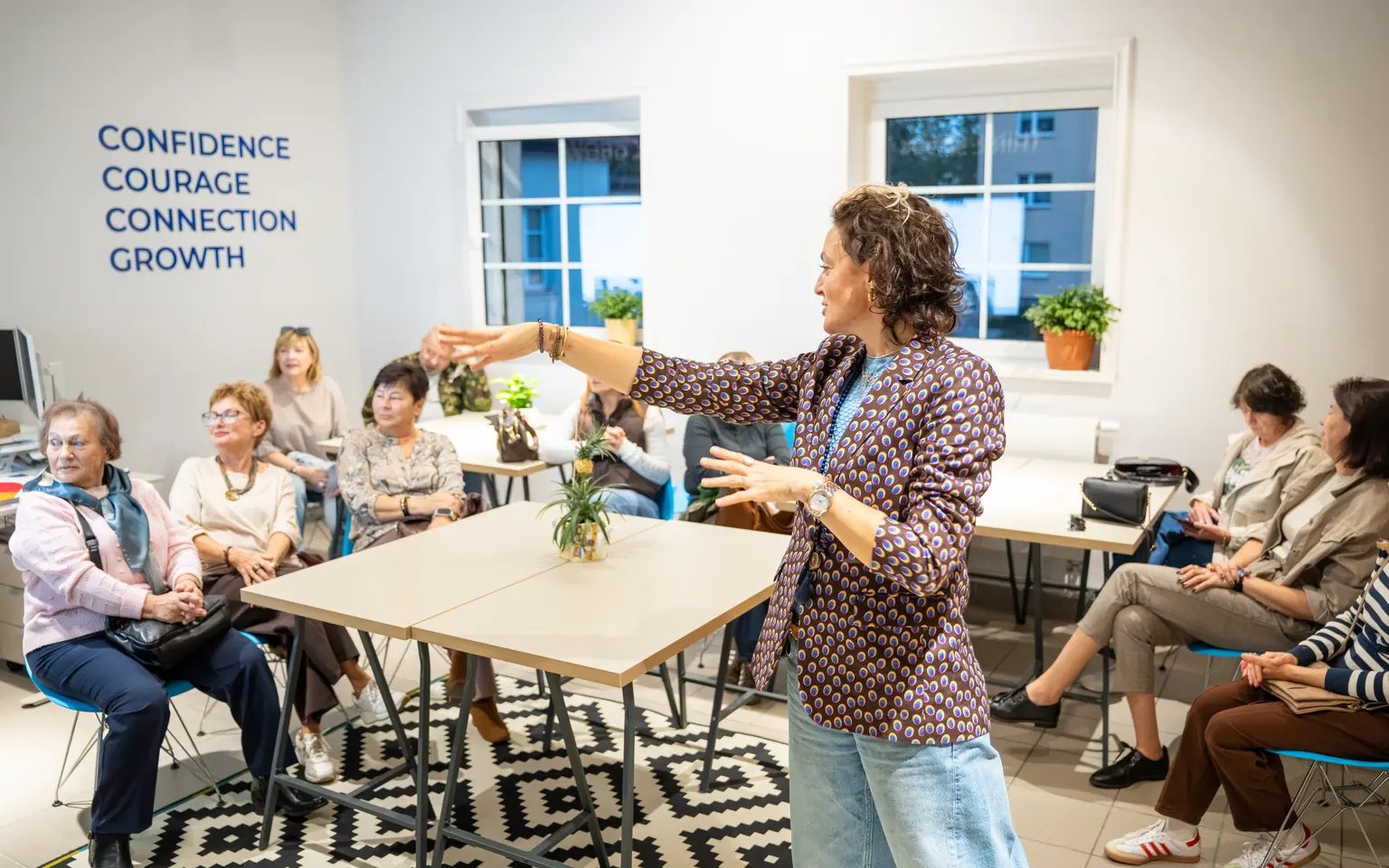 Wioletta Jeziorska-Borczyk rozmawia z grupą w Learning Studio w Namysłowie, na ścianie napis Confidence, Courage, Connection, Growth
