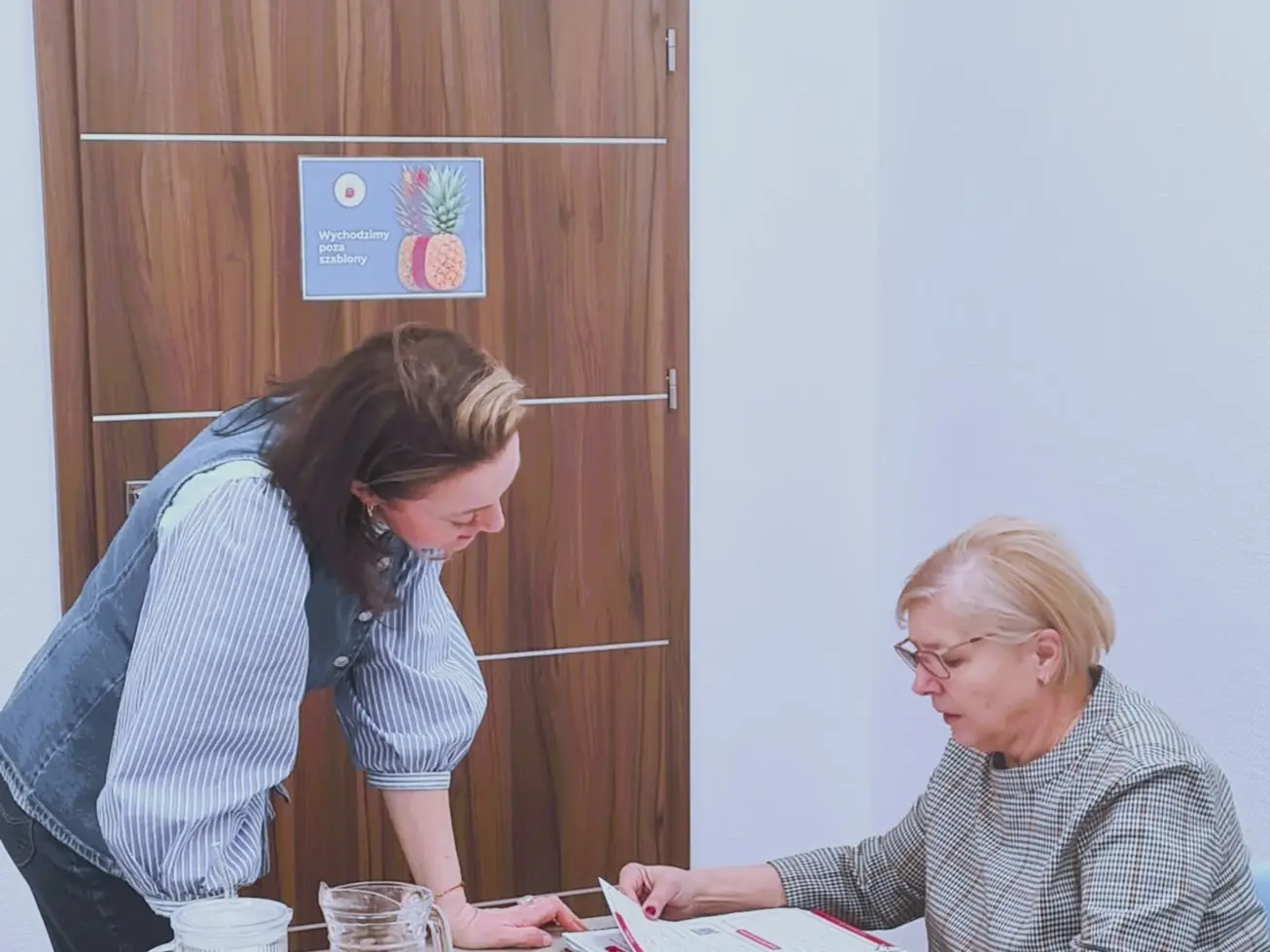 Lektorka tłumacząca materiał kursantce podczas treningu