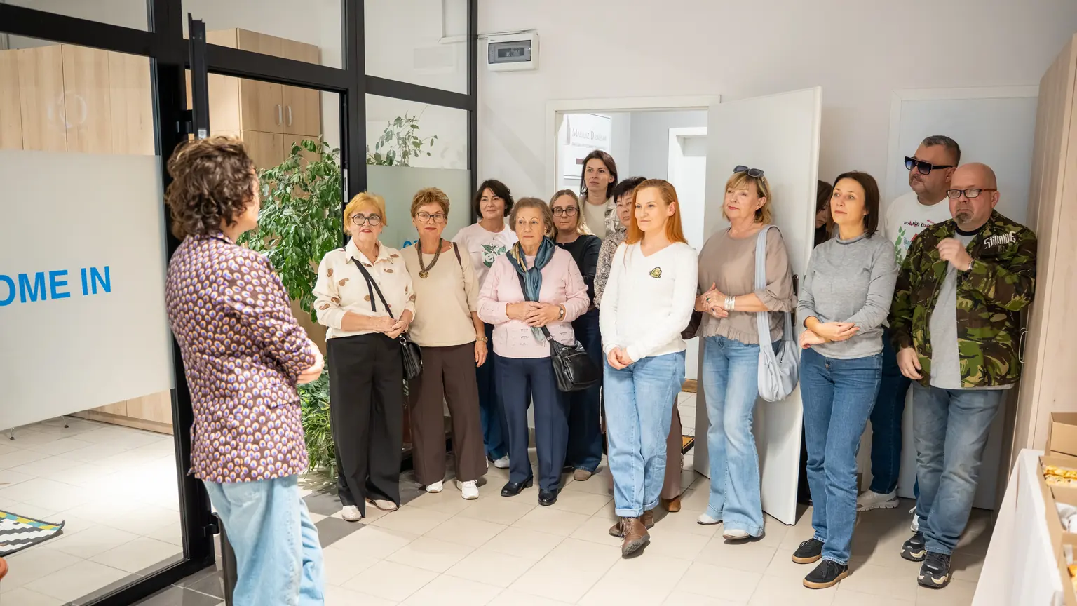 Wioletta Jeziorska-Borczyk wita gości na otwarciu nowego Question House przy ul. Wały Jana III 5 w Namysłowie