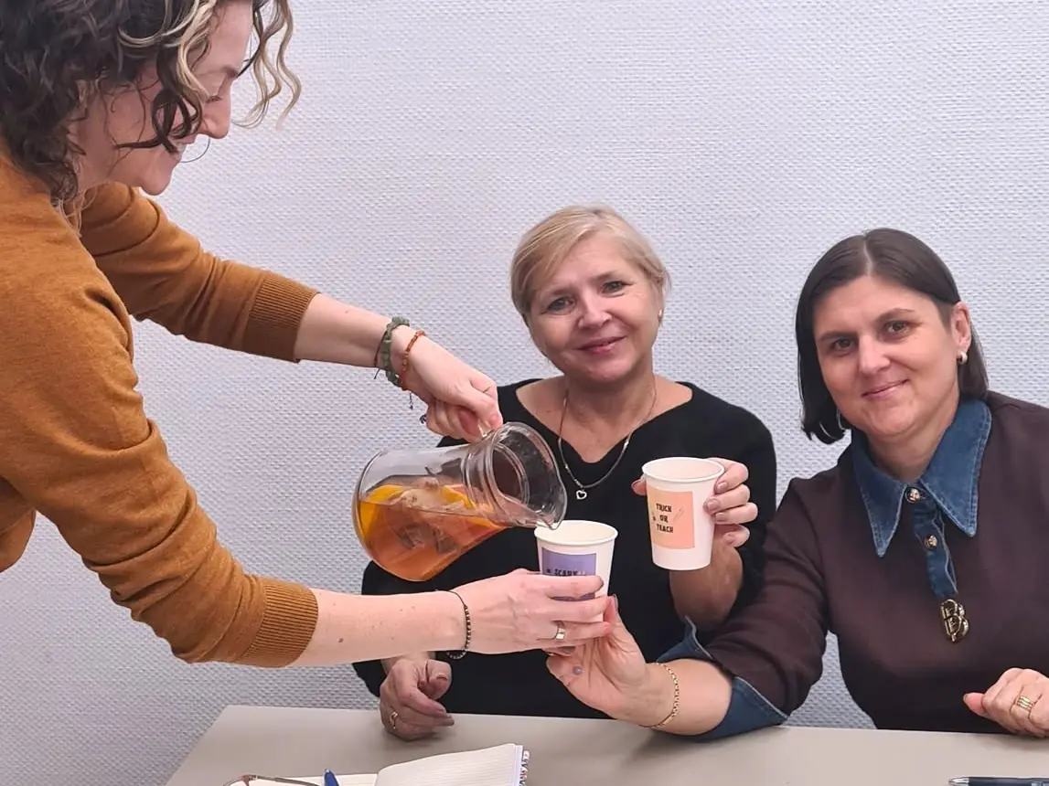 Kursantki i lektorka podczas przerwy na herbatę