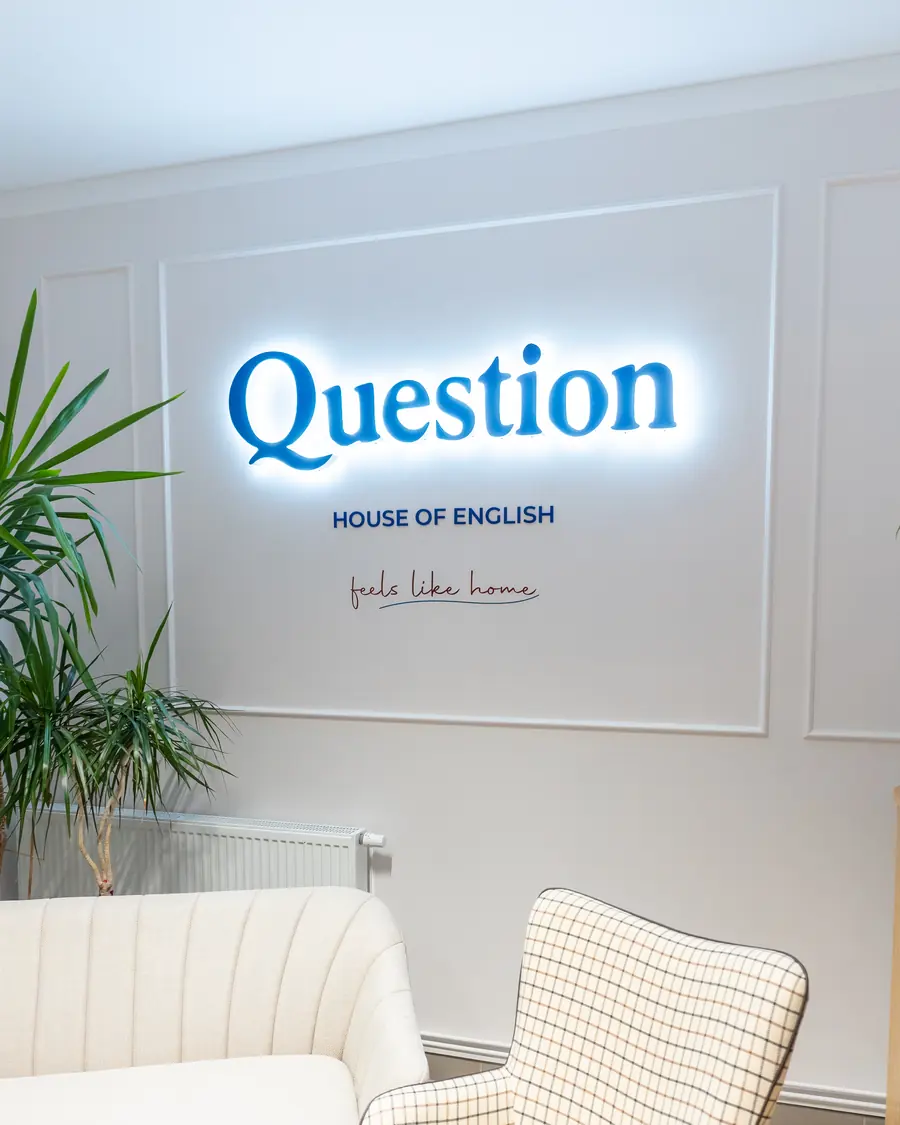 Welcome Home Lounge w Question House - sofa, fotel i podświetlany napis Question, House of English, feels like home