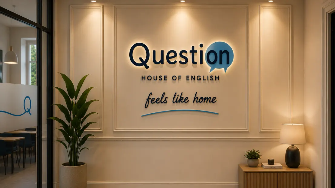 Ściana z podświetlanym logo Question House, napisem House of English i hasłem feels like home
